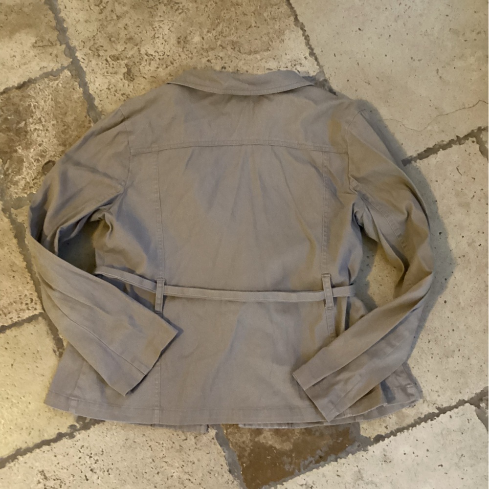 Bass button down belted jacket-SZ L-tan
Pit to pit 19”
Length 22”
Sleeve 23”
Z1 - Picture 2 of 3